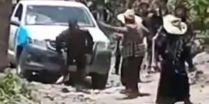 فيديو صادم .. شاهد كيف اعتدى مشرف حوثي ينتحل رتبة عقيد على امرأة مسنة في إب - الكويت الاخباري