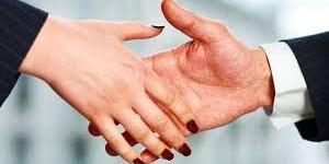 حكم مصافحة الرجل لخطيبته.. اعرف رأي الشرع - الكويت الاخباري
