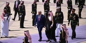ولي العهد السعودي يستقبل الرئيس الأميركي في الرياض - الكويت الاخباري
