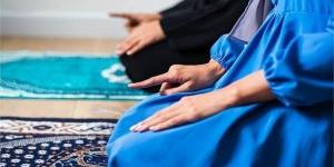 هل تجوز صلاة المرأة من بيتها خلف الإمام؟ الإفتاء تجيب - الكويت الاخباري