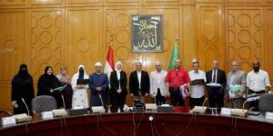 محافظ الإسماعيلية يسلم تأشيرات الحج وتذاكر السفر لحجاج الجمعيات الأهلية - الكويت الاخباري