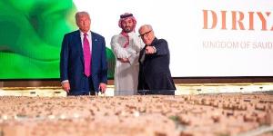 صور تذكارية أمام قصر سلوى.. «بن سلمان» يصطحب «ترامب» في جولة بحي الطريف التاريخي|شاهد - الكويت الاخباري