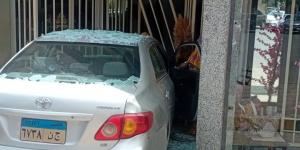 قطع الإشارة.. سيارة تطيح بأخرى وتقتحم محل في شارع البطل بالمهندسين.. صور - الكويت الاخباري