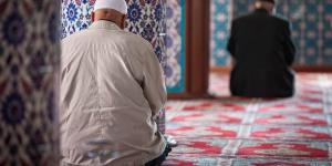 التصرف الشرعي لدائم الشك في عدد ركعات الصلاة .. أمين الفتوى يوضح - الكويت الاخباري