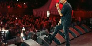 عمرو دياب يشعل حماس الجمهور في حفل غنائي ضخم بالجامعة الأمريكية.. صور - الكويت الاخباري