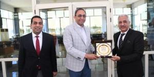 محافظ قنا يُكرم السكرتير العام تقديراً لمسيرته المهنية - الكويت الاخباري