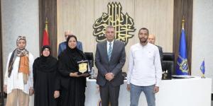 محافظ أسوان يكرم منى نجار الأم المثالية الثانية على مستوى الجمهورية - الكويت الاخباري