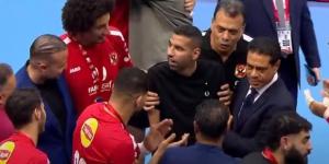 مؤمن زكريا يحتفل مع لاعبى الأهلى بالفوز على الزمالك .. صور - الكويت الاخباري