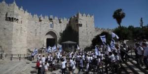 مستوطنون يقتحمون أراض فلسطينية فى بلدة سنجل شمال رام الله - الكويت الاخباري