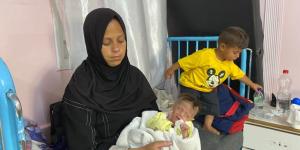 والدة طفلة بغزة: الموت بالصاروخ أهون من الموت جوعا - الكويت الاخباري