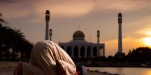 وجود حائل بين جبهة المصلي وموضع السجود هل يبطل الصلاة؟ #دين وحياة #دار الإفتاء - الكويت الاخباري