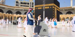 حكم الكلام في الهاتف المحمول أثناء الطواف.. دار الإفتاء تجيب - الكويت الاخباري