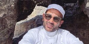 أحمد سعد داخل المسجد النبوى الشريف بعد إزالة التاتو - الكويت الاخباري