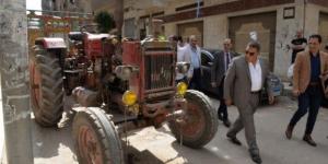 محافظ الدقهلية يأمر بالتحفظ على جرار بمقطورة لإلقائه مخلفات هدم وبناء على الطريق العام - الكويت الاخباري