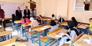 محافظ المنوفية يتفقد لجان امتحانات الشهادة الإعدادية ويوزع بونات غذائية في ثاني أيام الامتحانات - الكويت الاخباري