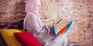 حكم قراءة القرآن أثناء الجلوس على السرير .. الإفتاء تجيب - الكويت الاخباري