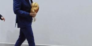 ممدوح عيد يحضر اجتماع الاندية بالجبلاية مصطحبا كأس دوري الابطال  - الكويت الاخباري