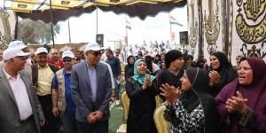 جولة تفقدية لمحافظ المنيا بمدرسة المزارعين الحقلية بملوي - الكويت الاخباري