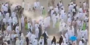 شاهد.. رذاذ الماء لتخفيف الحرارة عن الحجاج على جبل عرفة - الكويت الاخباري