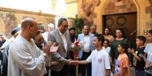 محافظ قنا يرسم البسمة على وجوه الأيتام في عيد الأضحى بزيارات تفقدية وهدايا - الكويت الاخباري