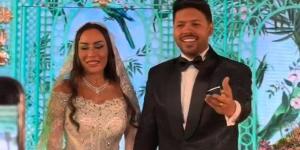 محمد شاهين يغني لزوجته فى حفل زفافهما - الكويت الاخباري