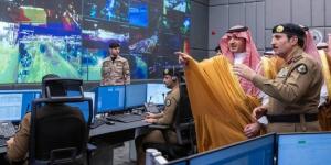 وزير الداخلية يتابع سير العمل في مركز عمليات الحج بمقر الأمن العام في مشعر منى - الكويت الاخباري