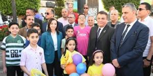 محافظ البحيرة تُشارك المواطنين فرحة العيد وتوزع الهدايا على الأطفال - الكويت الاخباري