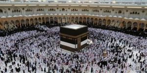 الحجاج يبدؤون رمي الجمرات في أول أيام عيد الأضحى - الكويت الاخباري