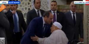 السيسي يصافح أحمد عمر هاشم لدى وصوله مسجد مصر بالعاصمة لأداء صلاة عيد الأضحي - الكويت الاخباري