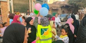 «خير للناس» ترسم البهجة على وجوه أطفال الأقصر بتوزيع عيديات وحلوى بعد صلاة العيد - الكويت الاخباري