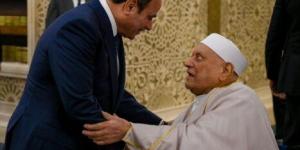 تقديرا لقيمة العلماء.. الرئيس السيسي يُقبّل رأس الدكتور أحمد عمر هاشم خلال صلاة عيد الأضحى «فيديو» - الكويت الاخباري