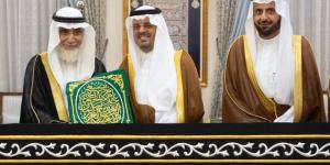 نائب أمير مكة يُسلم كسوة الكعبة المشرفة لسدنة بيت الله الحرام - الكويت الاخباري