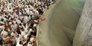 حجاج بيت الله الحرام يرمون الجمرات في أول أيام التشريق - الكويت الاخباري