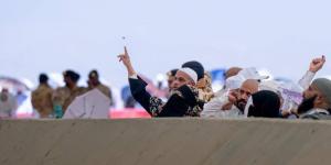 حُجّاج بيت الله الحرام يرمون الجمرات الثلاث في ثاني أيام التشريق - الكويت الاخباري