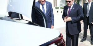 الرئيس السيسي يتفقد عددا من سيارات «سيتروين C4X» المصنّعة محليًا.. فيديو - الكويت الاخباري