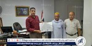 محافظ أسيوط: تسليم عقود تقنين أوضاع اليد على أراضي الدولة لمستحقيها بمركز ديروط - الكويت الاخباري