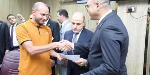 وزير العمل ومحافظ كفرالشيخ يسلّمان عقود عمل لذوي الهمم وشهادات لأوائل خريجي الدورات التدريبية - الكويت الاخباري