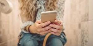 قنبلة بكتيرية تهدّد صحتك.. احترس من استخدام هاتفك المحمول في الحمام - الكويت الاخباري