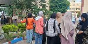 بدء إجراءات تفتيش الطلاب أمام اللجان استعدادا لاختبار الفيزياء والتاريخ - الكويت الاخباري