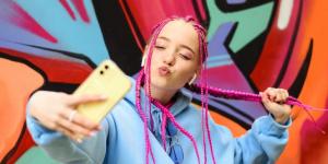 لماذا ينجذب الجيل "زد" إلى الأزياء القبيحة؟ - الكويت الاخباري