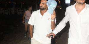 بالصور محمد صلاح يهرب من عدسات المصورين فى بودروم التركية - الكويت الاخباري