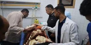 محافظ البحر الأحمر ينتقل لموقع حادث حفار جبل الزيت ويزور المصابين للاطمئنان عليهم - الكويت الاخباري