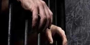 تسبب بإنهاء حياة شخص وشرع في قتل آخرين.. السجن المؤبد لعاطل بالخصوص - الكويت الاخباري