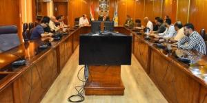 محافظ أسيوط يبحث مع شركات الإعلان تحويل اللوحات لمصدر دعم للمشروعات التنموية - الكويت الاخباري