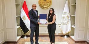 وزير التربية والتعليم يكرم 4 نابغات من مدارس النيل الدولية بقنا - الكويت الاخباري