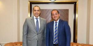 وزير الشئون النيابية والقانونية يلتقي وزير المالية ورئيس جهاز حماية المنافسة ومنع الممارسات الاحتكارية - الكويت الاخباري