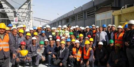 وزير قطاع الأعمال يهنئ العاملين بالمصانع والشركات التابعة للوزارة بمناسبة عيد العمال - الكويت الاخباري