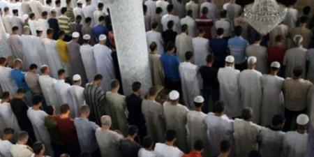 حكم صلاة الناس خلف إمام جالس لعذر مرضي.. أزهري يجيب - الكويت الاخباري
