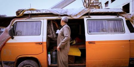 من داخل باص مهجور.. معلم غزة يدرّس معنى الصمود - الكويت الاخباري