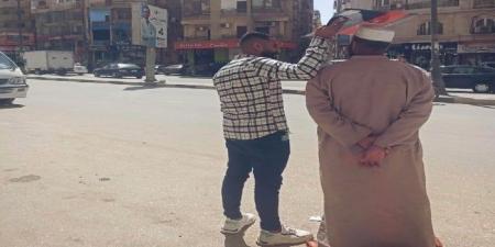لقطة إنسانية مؤثرة تشعل مواقع التواصل: شاب يظلل والده من أشعة الشمس بالفيوم - الكويت الاخباري